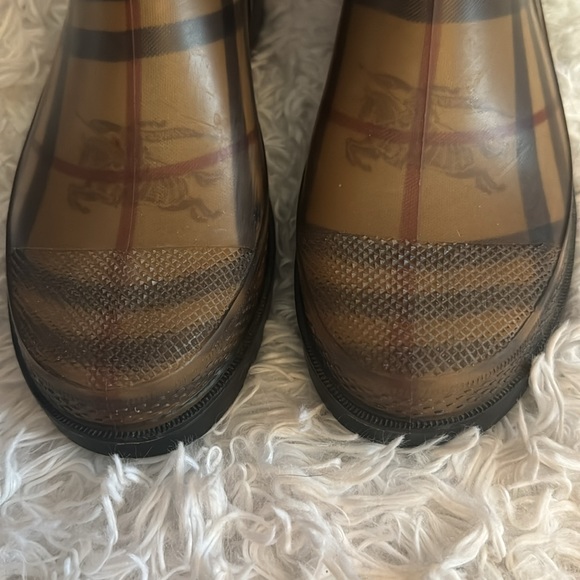 Burberry Rainboots Sz 38. In very good condition! Only worn a handful of times. - Picture 4 of 10